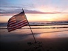Americká vlajka na plái v Omaha Beach v západní Francii - pipomínka vylodní...