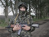 Ukrajinský voják poblí msta Slavjansk na východ Ukrajiny.