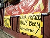 "Nae modlitby byly vyslyeny," stoj na plaktech.