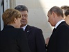 Oekávaná schzka Vladimira Putina a Petra Poroenka, které se úastnila Angela...