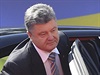 Petro Poroenko vystupuje z auta a míí do parlamentu sloit prezidentskou...