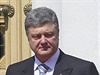 Petro Poroenko ped sloením prezidentské písahy.