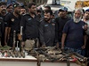 Pákistánská policie ukazuje výzbroj a mrtvá tla terorist, kteí zaútoili na...
