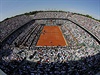 Centrální paíský kurt Philippe Chatrier bhem semifinále Nadala - Murray.