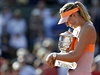 Maria arapovová s trofejí pro vítzku French Open.