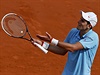 Novak Djokovi se vzteká bhem finále French Open 2014.