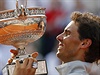 Rafael Nadal podeváté zvedá pohár pro vítze French Open.