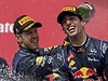 Sebastian Vettel (vlevo) polévá ampaským svého stájového kolegu a vítze VC...