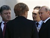 Zleva ukrajinský prezident Petro Poroenko, nmecká kancléka Angela Merkelová...