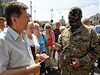 Semjon Semenenko (vpravo), velitel domobranských jednotek Donbas, hovoí s...