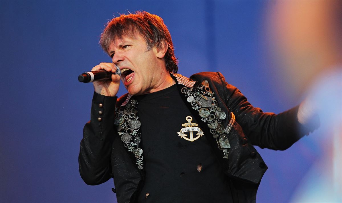 Zp�vák Bruce Dickinson z kapely Iron Maiden.
