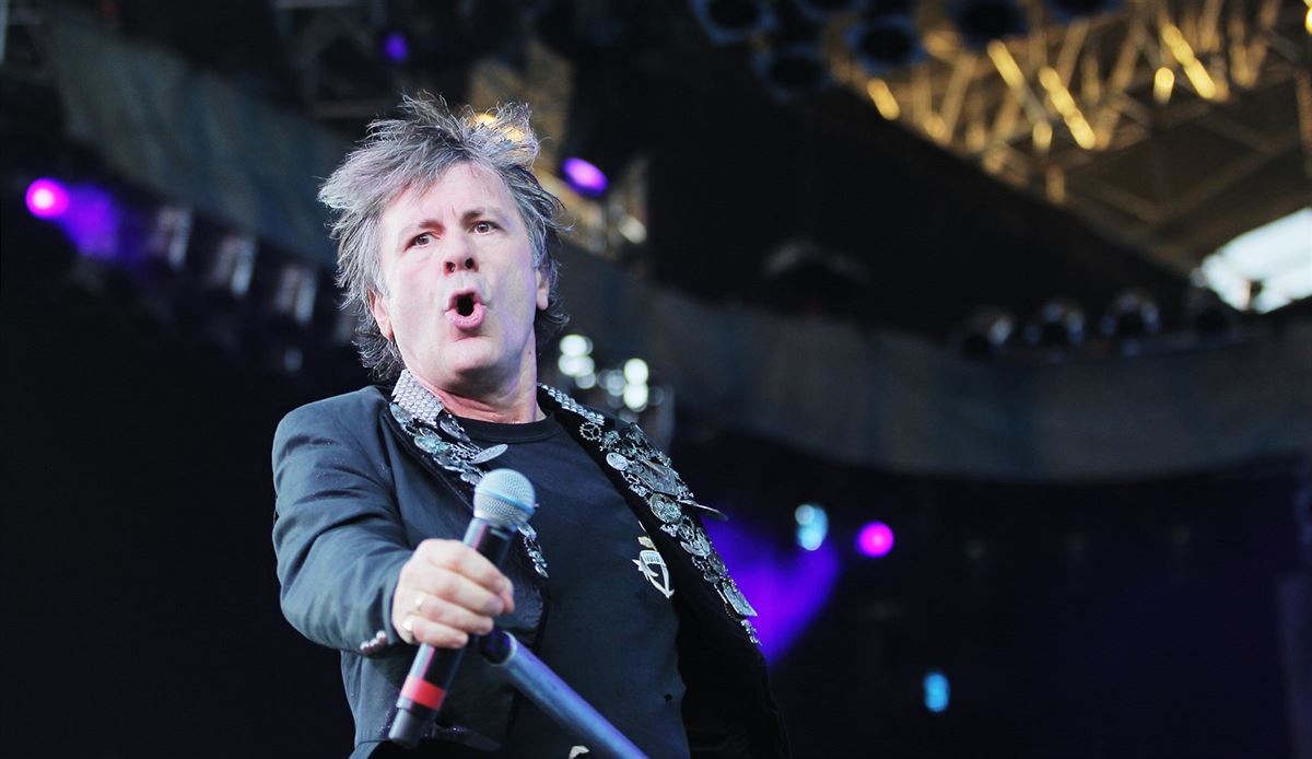 Zp�vák Bruce Dickinson z kapely Iron Maiden.