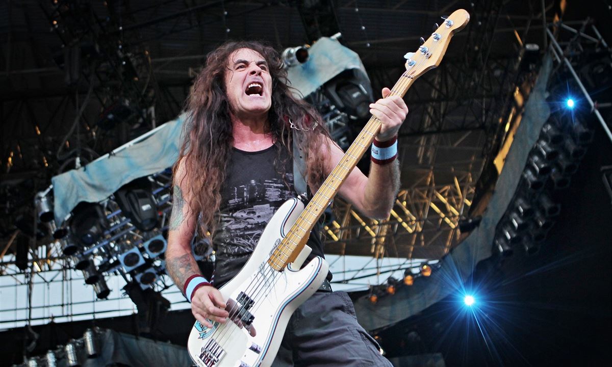 Baskytarista Steve Harris vystoupil s britskou heavymetalovou skupinou Iron...