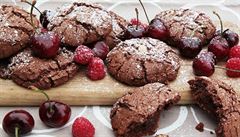�okoládové cookies podávejte s malinami