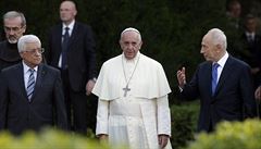 Pape Frantiek se spolu s prezidenty Izraele a Palestiny Peresem (vpravo) a...