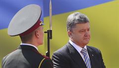 Zruš příměří, nebo skončíš jako Janukovyč, hrozí radikálové Porošenkovi