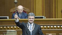 Ukrajinský prezident Petro Poro�enko skládá prezidentský slib.