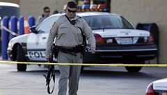 Policista v Las Vegas jde od místa st�elby poblí� Wal-Martu.
