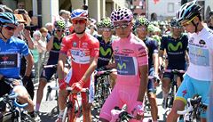 Na startu poslední etapy. V rovém trikotu Nairo Quintana.