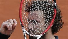 Za raketou se schovává Ernests Gulbis.