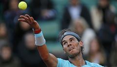 Nadhoz a prásk! Na snímku Rafael Nadal.