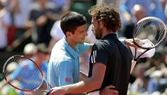 Novak Djokovi� se objímá s Ernestsem Gulbisem po semifinále Roland Garros.