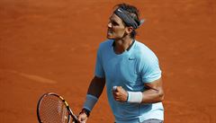 Rafael Nadal slaví postup do finále Roland Garros.