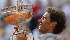 Rafael Nadal podeváté zvedá pohár pro vítěze French Open.