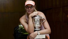 Tenistka s pohrem. Maria arapovov si hk vtznou trofej.