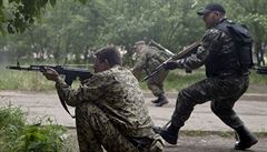 Prorutí rebelové bhem boj ve východoukrajinském Luhansku.