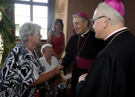 Dar od papee pedali arcibiskup Giuseppe Leanza a litomický biskup Jan...