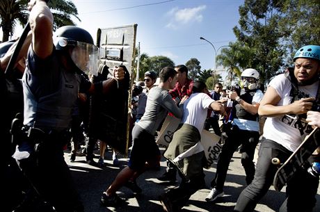 Brazilská poádková policie rozhání demonstranty.