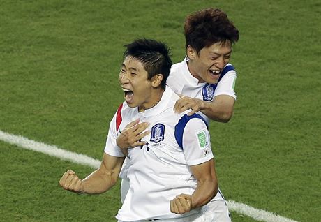 Jihokorejský hrá Lee Keun-ho (vepedu) se raduje z úvodního gólu, který...