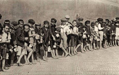 Děti za první světové války: měly hlad, kradly uhlí a pletly ponožky pro  vojáky | Zajímavosti | Lidovky.cz