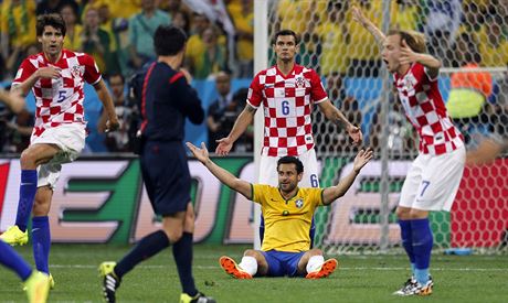 Rozhod psk penaltu, Brazilec Fred se usmv a Chorvat nemohou uvit.