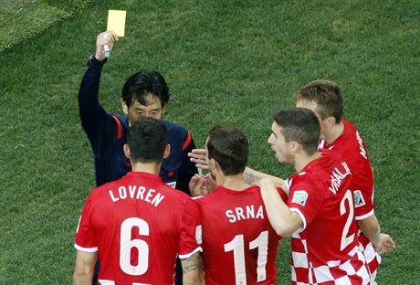 Juii Niimura trestá Chorvaty za zákrok ve vápn penaltou a lutou kartou.