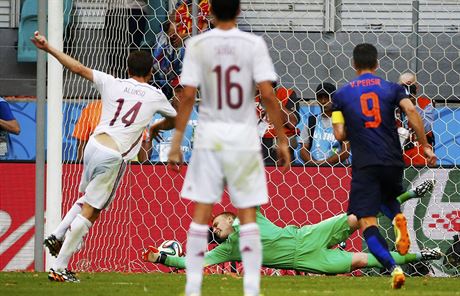 Xabi Alonso promuje penaltu proti Nizozemsku.