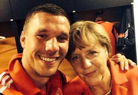 Nmecký útoník Lukas Podolski sdílel fotku s kanclékou Angelou Merkelovou.