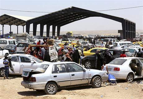 Uprchlci z irckho Mosulu ve front u pechodu do Kurdistnu.