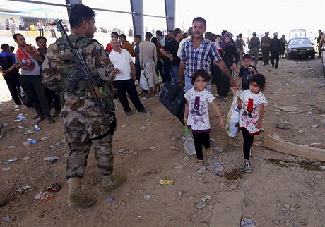 Uprchlci z irck metropole Mosul na hranicch s Kurdistnem.