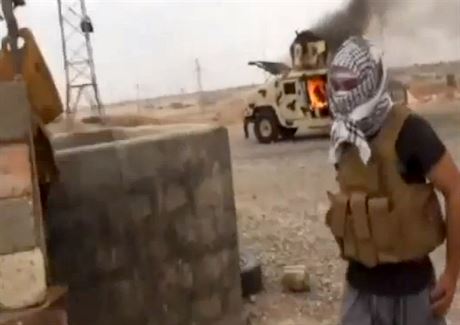 Tento zábr z videa publikovaného ve stedu Iraqi0Revolution, skupinou...