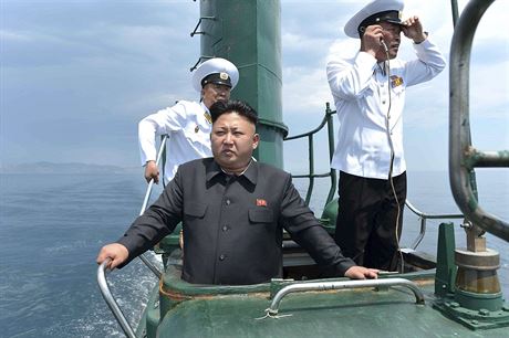Nejvyí vdce KLDR Kim ong-unbhem plavby v ponorce tídy Romeo rozdával rady...