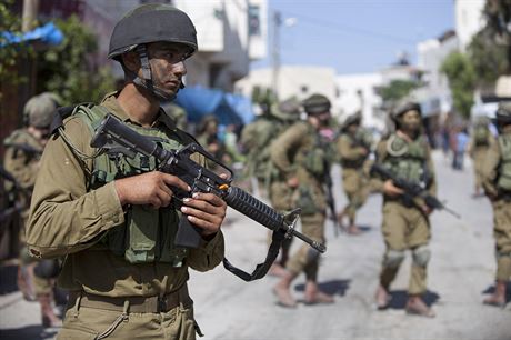 Izraeltí vojáci pátrají po trojici unesených student.