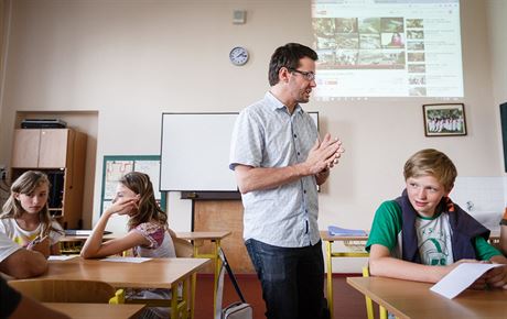 Bývalý ministr školství Ondřej Liška si vyzkoušel učit šesťáky na ZŠ Hanspaulka...