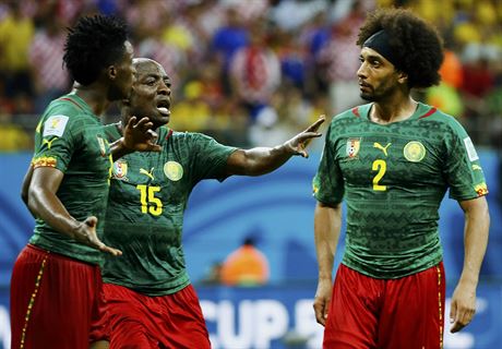 Kamerunec Achille Weboc (uprosted) se snaí odtrhnout své spoluhráe Benjamina...