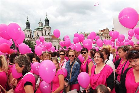 Na růžový pochod proti rakovině prsu přišlo 20 tisíc lidí | Zajímavosti |  Lidovky.cz