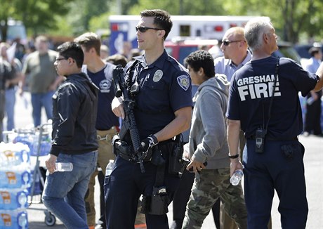 Policista hlídá v parku po stelb na Reynoldov stední kole v Portlandu.