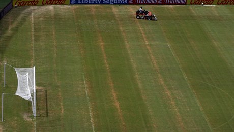 Trávník na stadionu v Manausu.