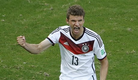 Thomas Müller v záplavu radosti. Naízenou penaltu promnil s pehledem.