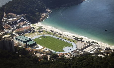 Tady, blízko pláe Copacabana, mají fotbalisté Anglie své tréninkové centrum.